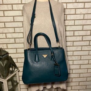 Green bag / lots of inside zipper pockets , durable w/ wallet